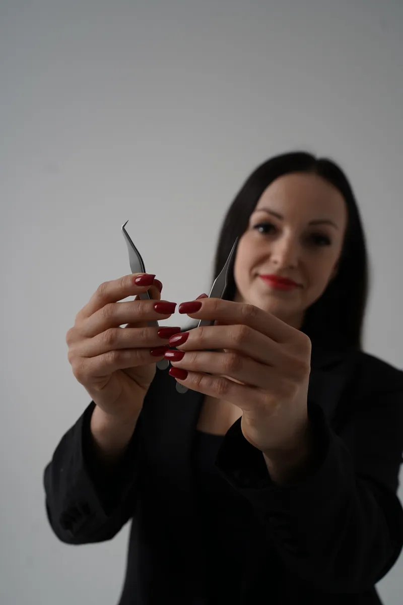 Wnętrze salonu Mira Lashes w Krakowie — stanowisko do stylizacji rzęs